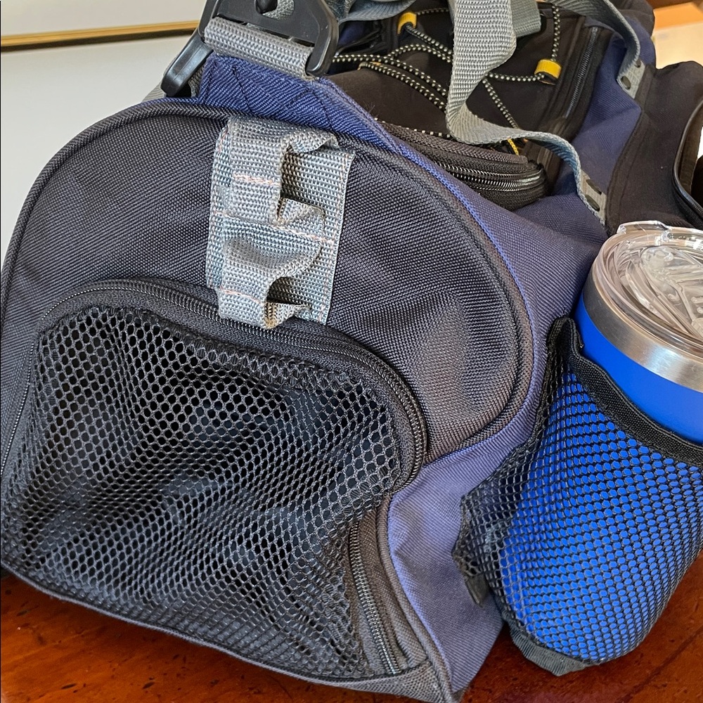 High Sierra Duffel Bag - great pockets and construction - Picture 4 of 10